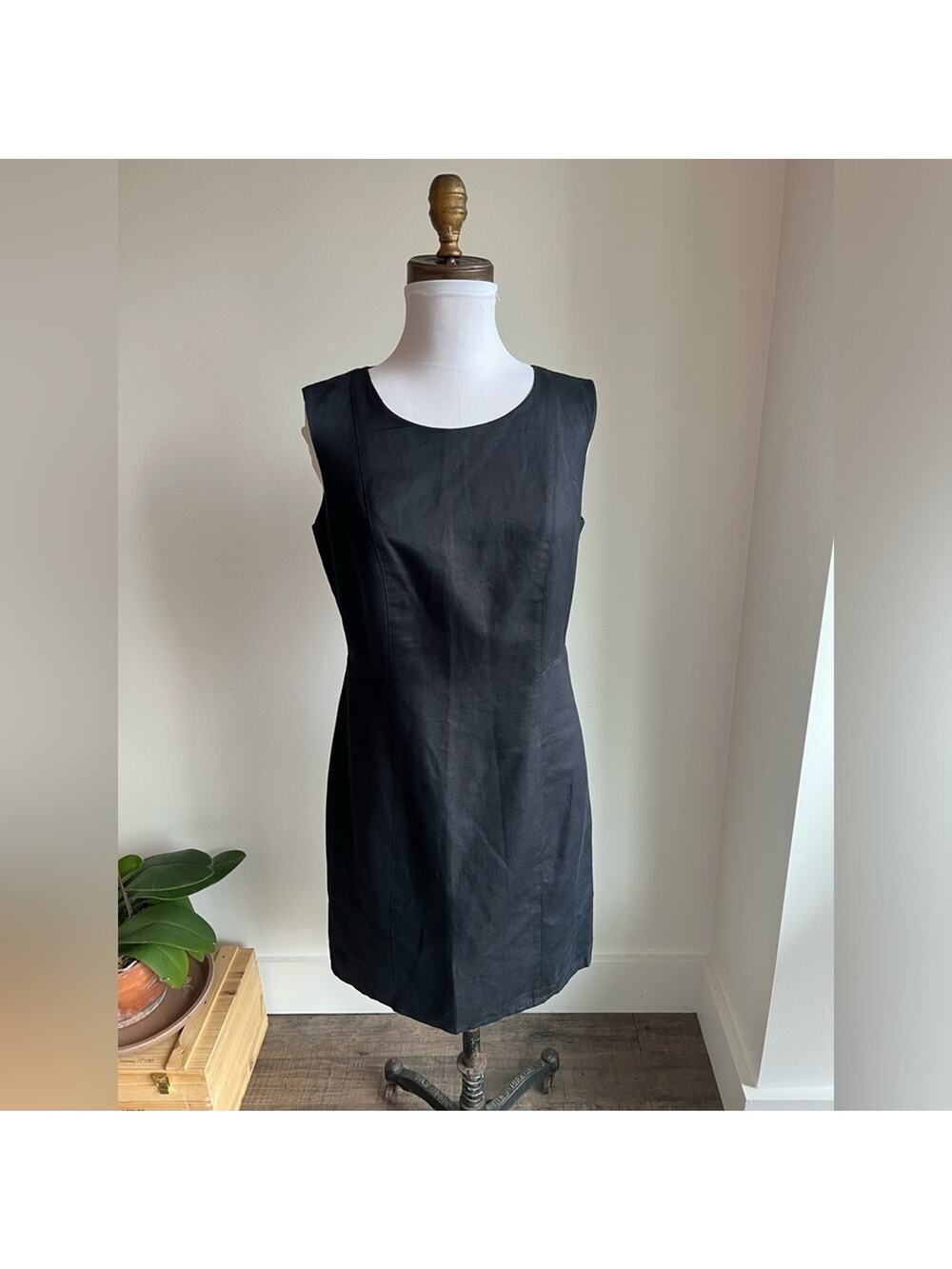 EMANUEL UNGARO BLACK LINNEN SLEEVELESS KNEE LENGTH DRESS SIZE 6